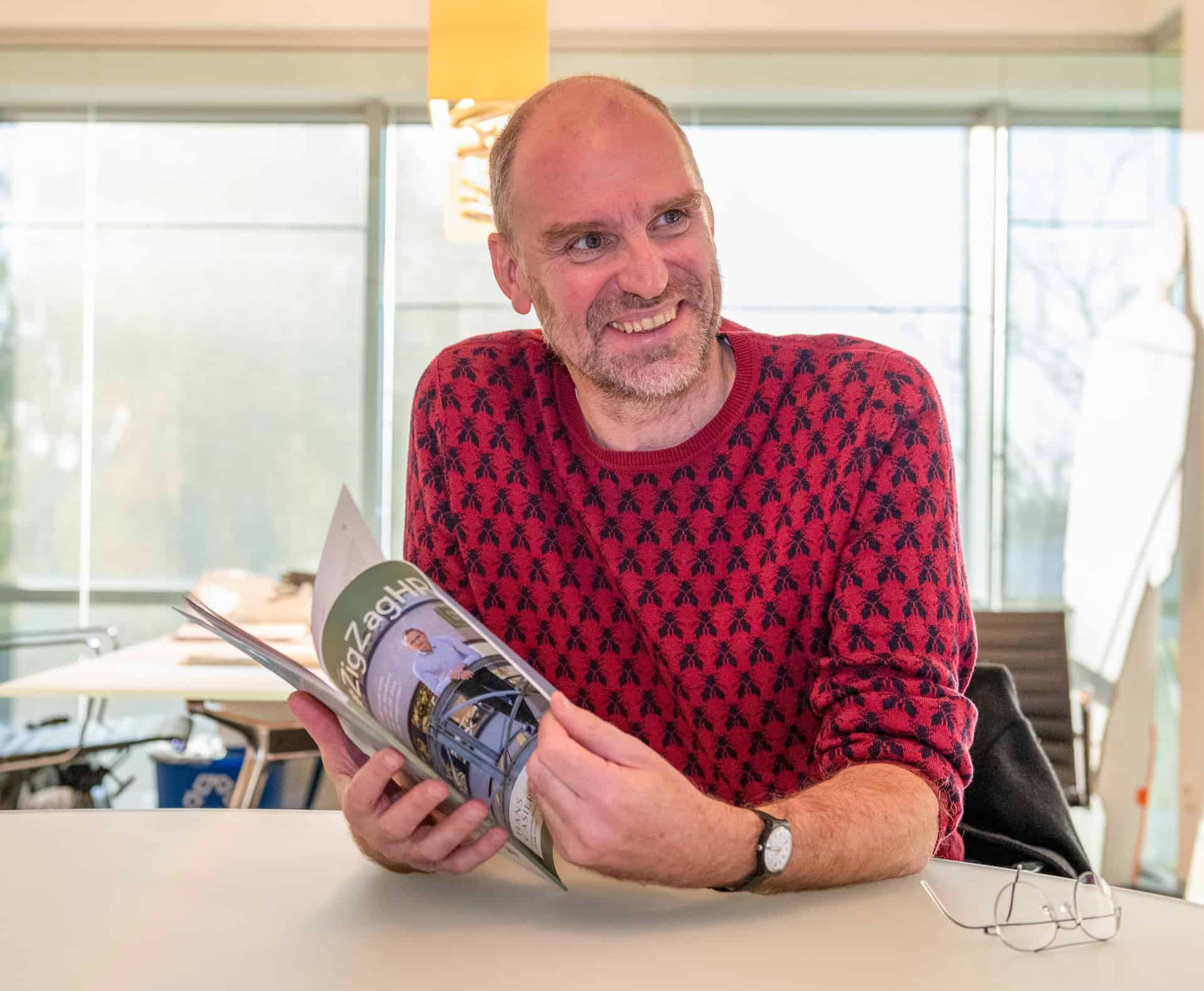 Zorg voor het voetbalveld, plaats twee goals en laat de medewerkers spelen