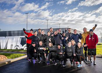 Triatleet Frederik Van Lierde motiveert TVH medewerkers voor kwarttriatlon