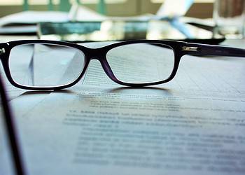 Moet de werkgever de bril van beeldschermwerkers terugbetalen?