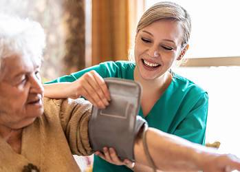 Personeelstekort in de zorg aanpakken samen met volwassenenonderwijs