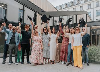 Eerste lichting ‘studenten’ AG college afgestudeerd.