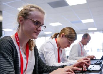 OutSystems leidt ontwikkelaars gratis op