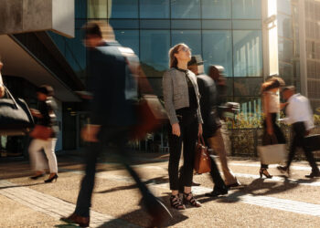 Belgische werknemers voelen financiële crisis, genderongelijkheid blijft aanwezig op de werkvloer