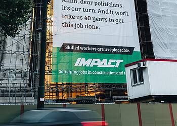 Opvallend spandoek duikt op aan eeuwige stellingen Justitiepaleis Brussel