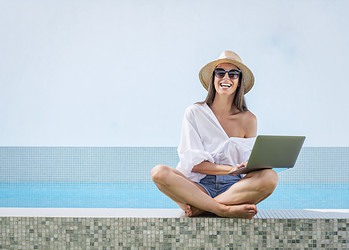 Telewerken op mooie dagen: mag dat aan het zwembad?
