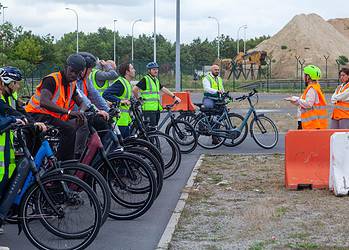 Expeditors werknemers scherpen (elektrische) fietsvaardigheden bij tijdens workshop
