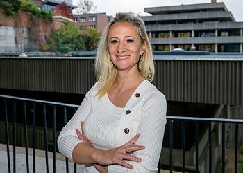 Over glazen plafonds en kleverige vloeren: de loonkloof in 2023