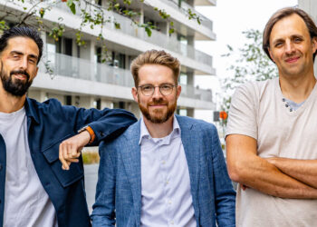 Kazi spreidt de vleugels