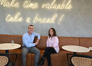 2.000 euro én fles champagne voor elke werknemer die een collega aanbrengt