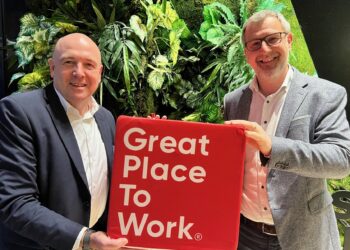 Dirk Buyens geeft de fakkel van CEO van GPTW België door aan Koen Dewettinck