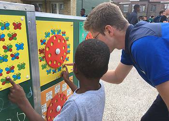 Synergie steunt (opnieuw) Mobile School