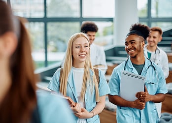 Steeds meer werkgevers in de zorg schakelen jobstudenten in