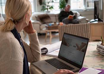 Mantelzorgbeleid op het werk zorgt voor minder ziekteverzuim en personeelsverloop