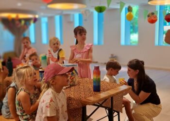 Kinderen op kamp op het werk van mama of papa