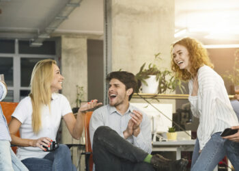 6 redenen waarom lachen op de werkvloer loont