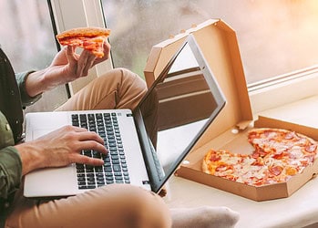 Lunchen op het werk doen we snel en alleen