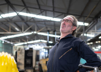 Afgeschaft ziektebriefje: Eéndagsafwezigheden van arbeiders in grote bedrijven stijgen vier keer meer dan in kleine bedrijven 