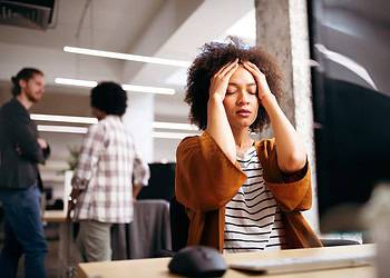 Slechte luchtkwaliteit leidt tot hoofdpijn, vermoeide ogen en verminderde concentratie bij beeldschermwerkers