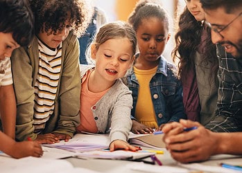 Vier Studio Brussel-gezichten staan voor de klas om Vlamingen warm te maken voor het statuut van gastleraar ​