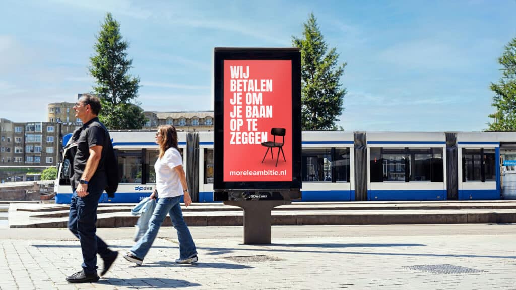 The School for Moral Ambition betaalt toptalenten om hun baan op te