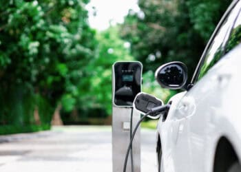 Bedrijfswagens steeds groener én duurder: CO₂-uitstoot daalt met een derde, elektrische wagens domineren