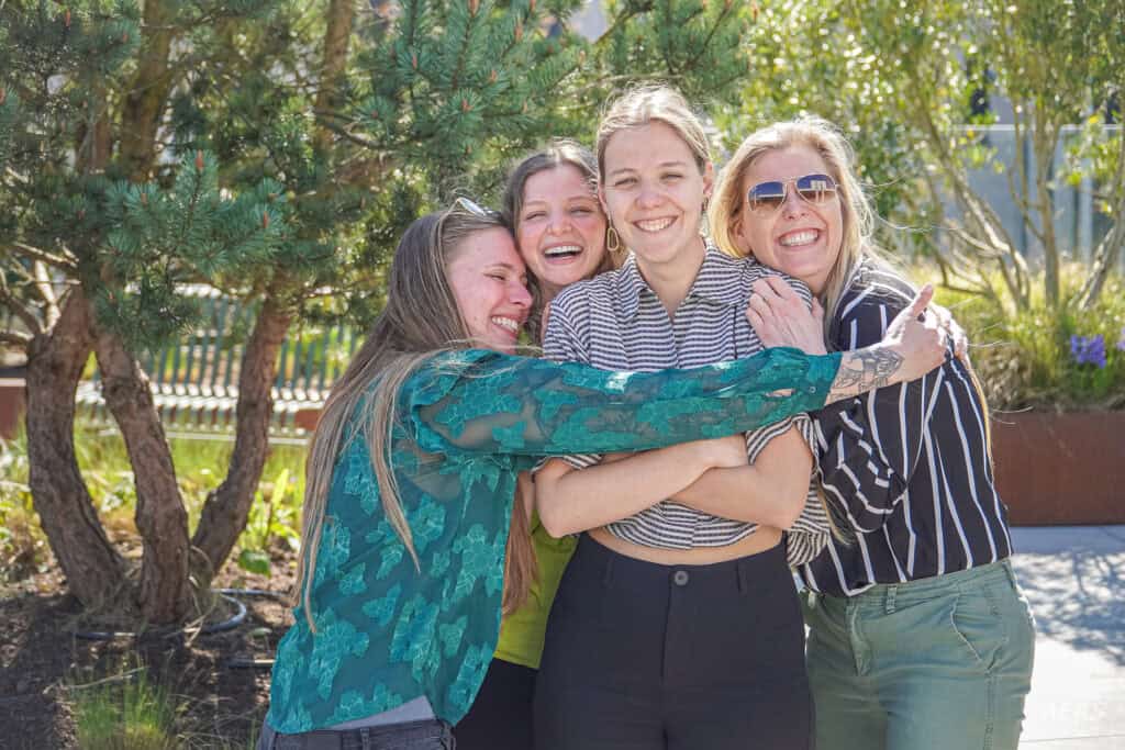 Medewerkers gezellig samen