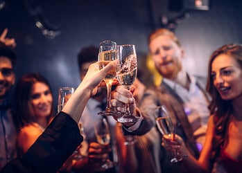 Een glas te veel op het personeelsfeest? Dit zijn de risico’s voor werkgevers