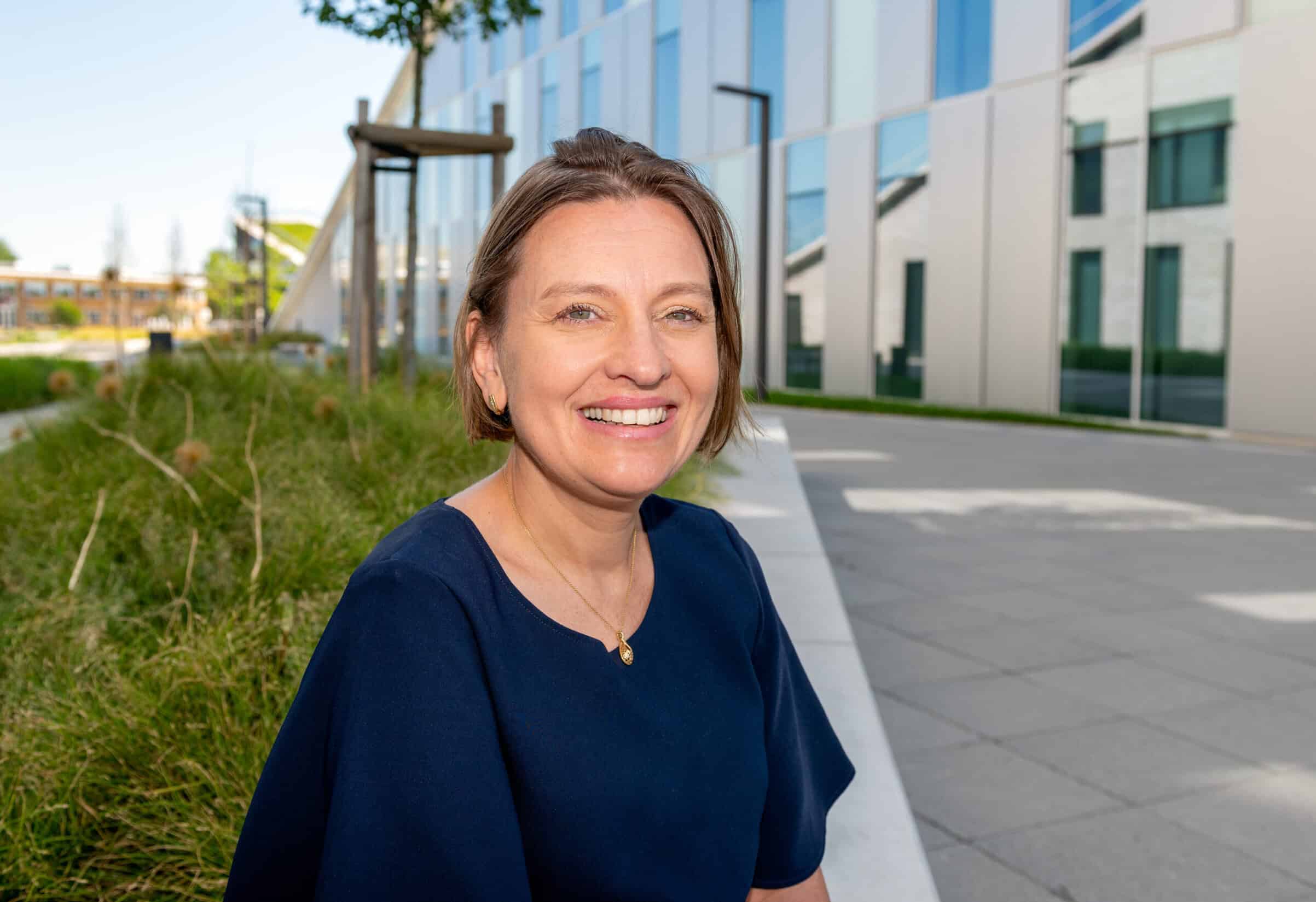 20200604 - Corda Campus, Hasselt - portret van Anik Stalmans, CHRO bij Cegeka in en rond het kantoorgebouw op de Corda Campus