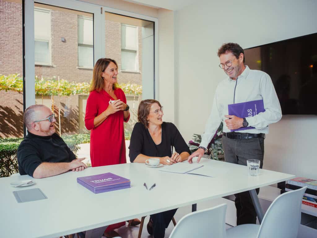 Chris legt uit lachend