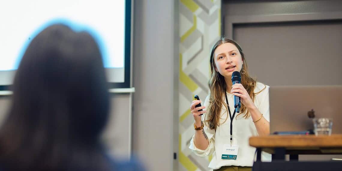 Julia sprekend high res