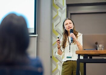 Julia sprekend high res